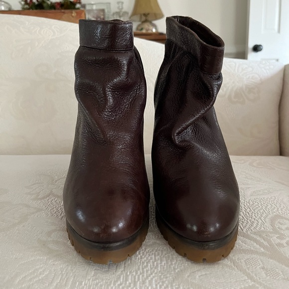 Chloe pebble brown leather ankle boot w/ round toes block heels w/ platform. ❤️ - Picture 2 of 9